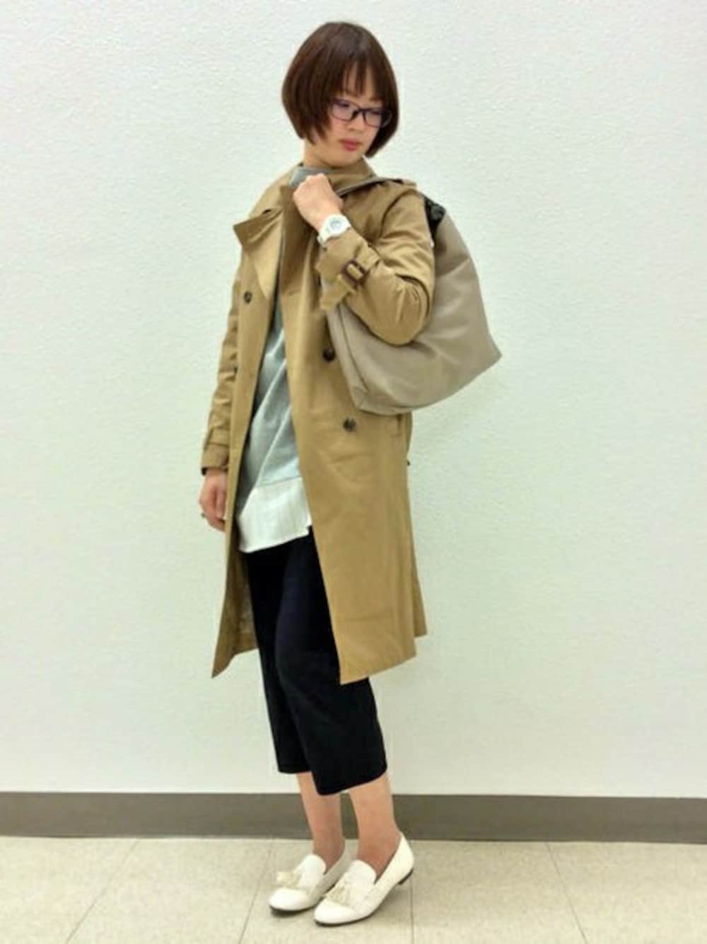 ベージュ系のトレンチコート、ブルー系のその他パンツ、ホワイト系のローファーを着用したレディースの春コーディネートの1枚目の写真