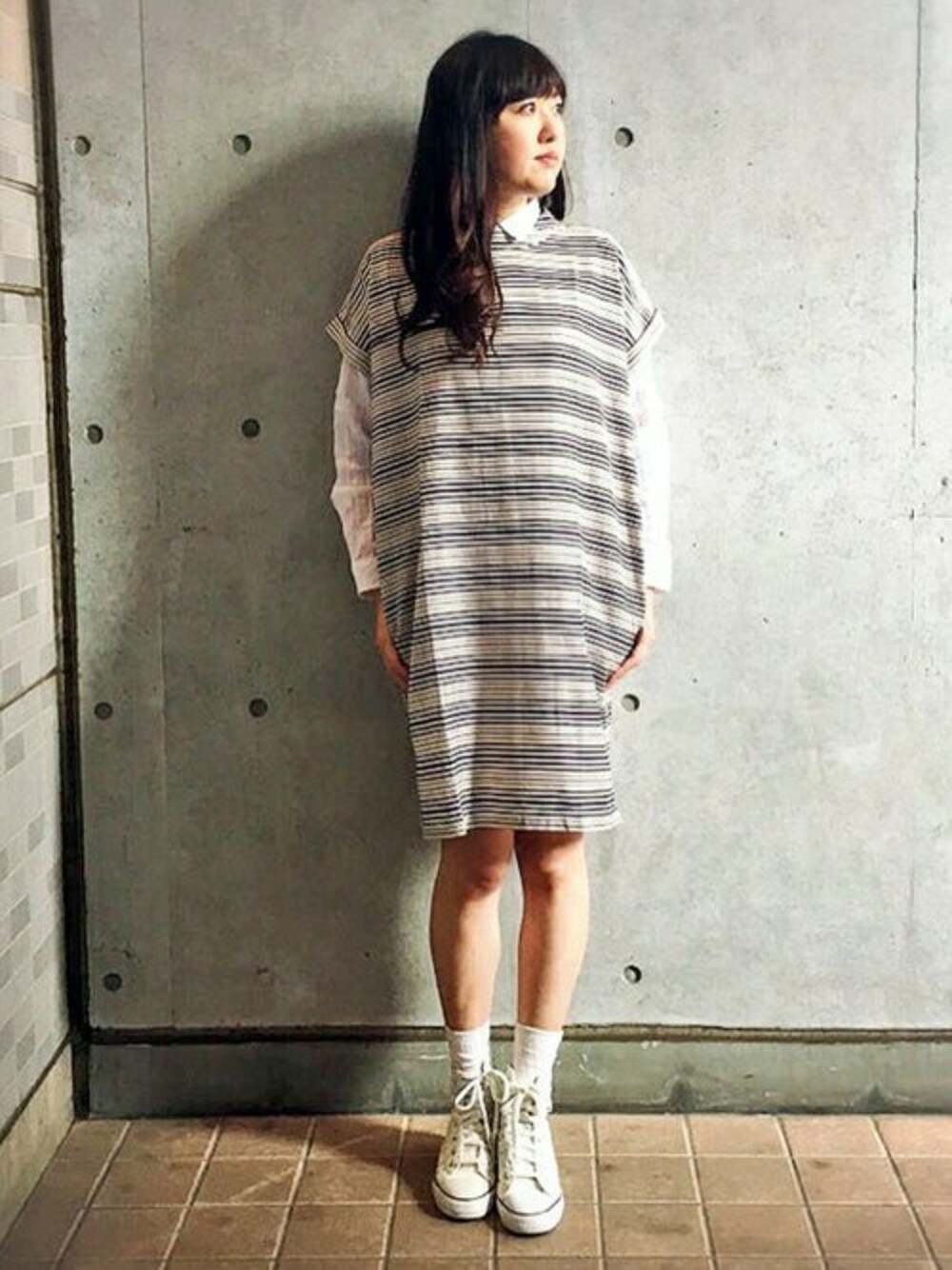 ブルー系のワンピース、ホワイト系のシャツ/ブラウスを着用したレディースの春コーディネートの1枚目の写真