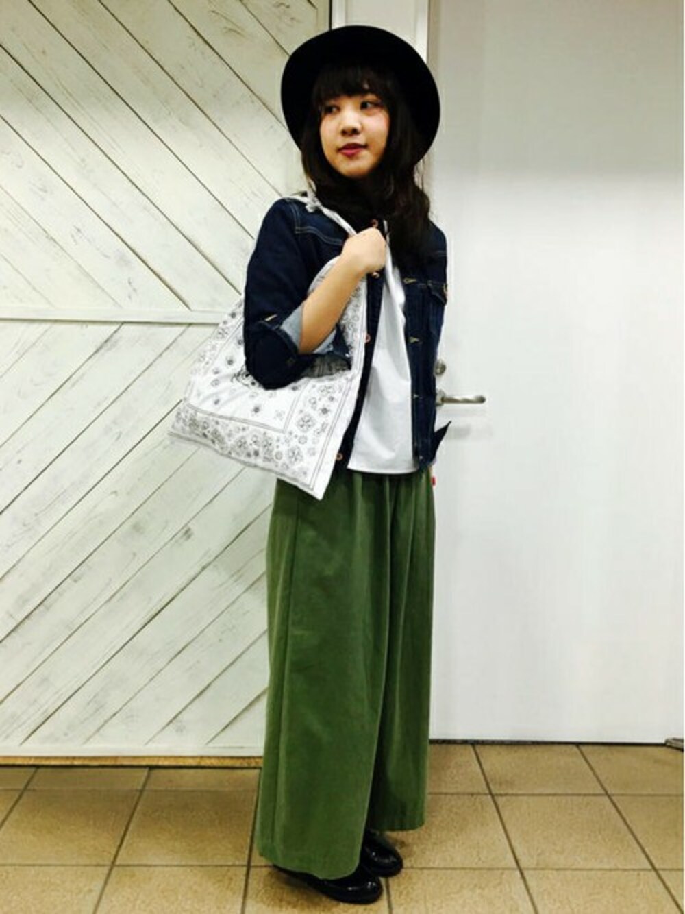 グリーン系のその他パンツ、ブルー系のデニムジャケット、ホワイト系のシャツ/ブラウスを着用したレディースの春コーディネートの1枚目の写真