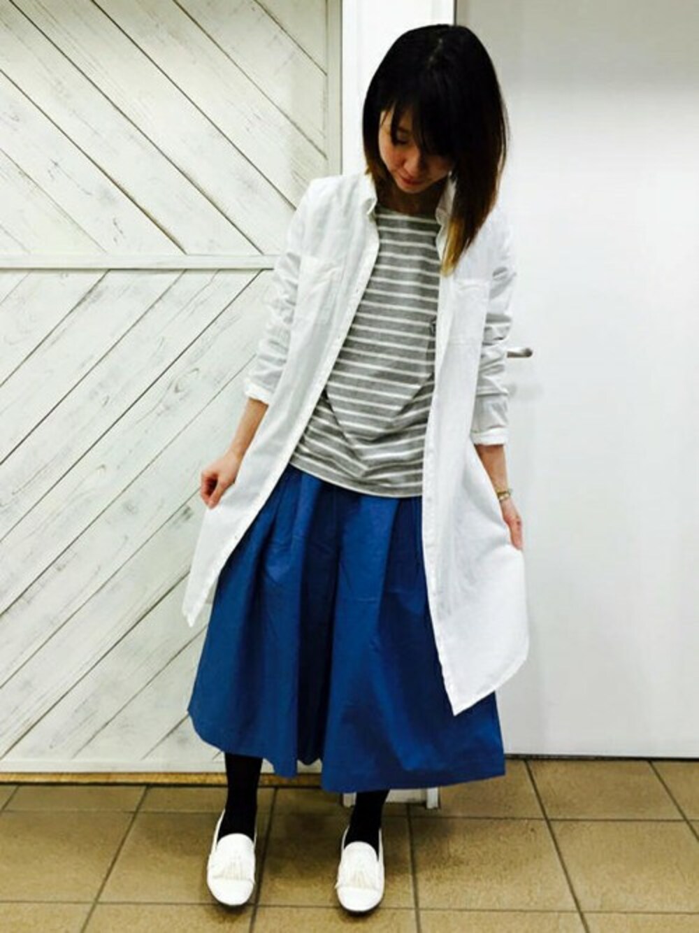 グレー系のTシャツ/カットソー、ブルー系のその他パンツ、ホワイト系のシャツワンピースを着用したレディースの春コーディネートの1枚目の写真