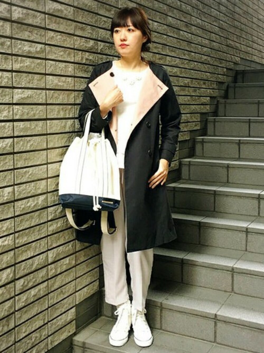 ホワイト系のTシャツ/カットソー、ホワイト系のデニムパンツ、ブルー系のトレンチコートを着用したレディースの春コーディネートの1枚目の写真