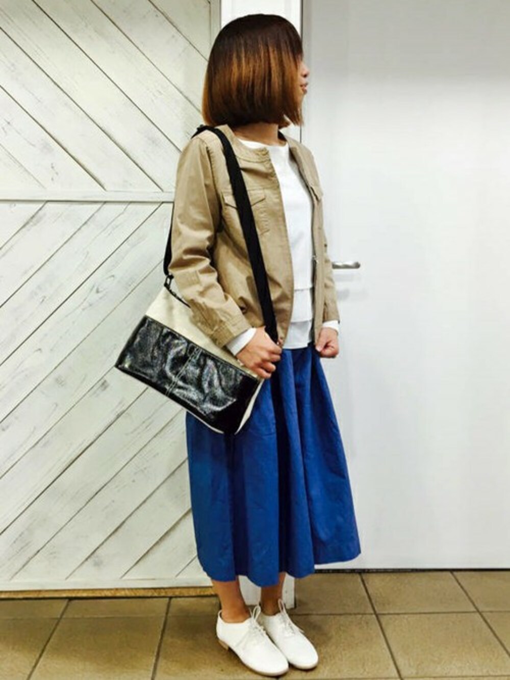 ベージュ系のブルゾン、ホワイト系のTシャツ/カットソー、ブルー系のその他パンツを着用したレディースの春コーディネートの1枚目の写真