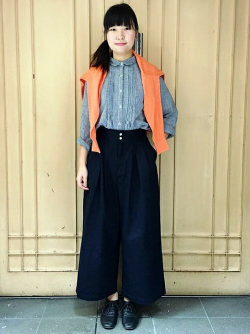 ブルー系のその他パンツ、ブルー系のシャツ/ブラウス、ブラック系のその他シューズを着用したレディースの春コーディネートの1枚目の写真