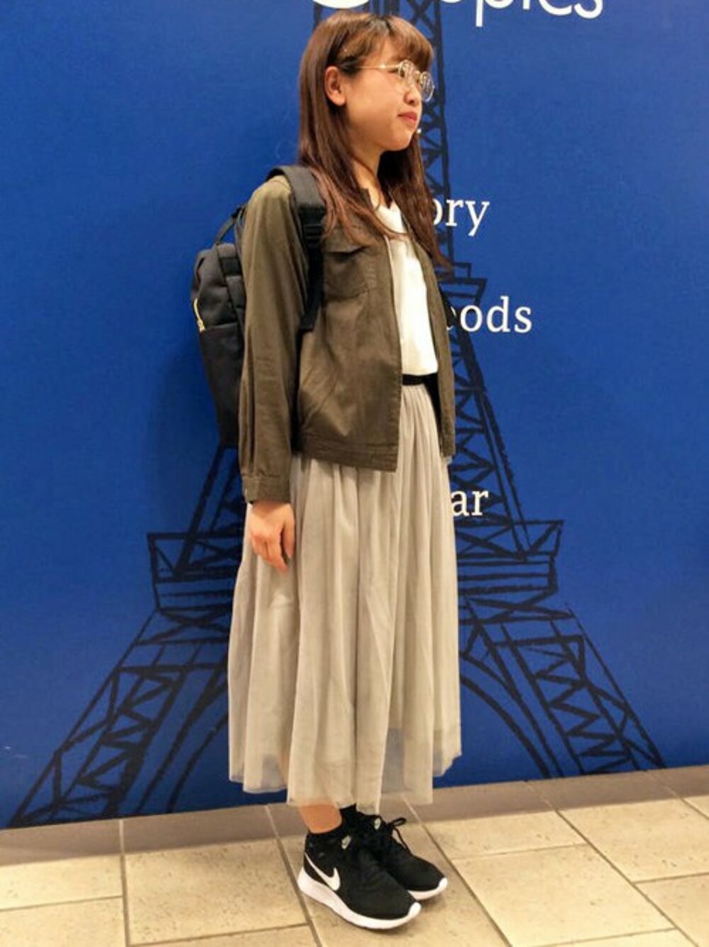 「ブルゾン、スニーカー、ブラウス、カジュアル、リュック、ホワイト、チュールスカート、カーキ、きれいめカジュアル、春コーデ」｜「LBCのコットンツイルノーカラーブルゾン（ブルゾン、グリーン系）」を使った、LBC STAFFさん（レディース・158cm）の春コーディネートの1枚目の写真