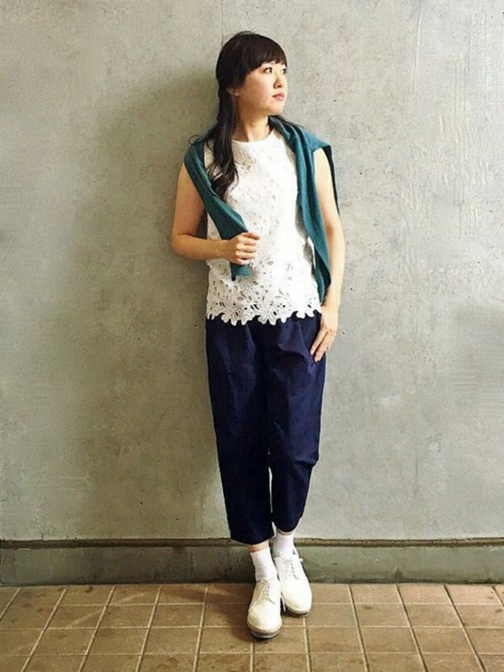 ブルー系のカーディガン/ボレロ、ブルー系のその他パンツ、ホワイト系のシャツ/ブラウスを着用したレディースの春コーディネートの1枚目の写真