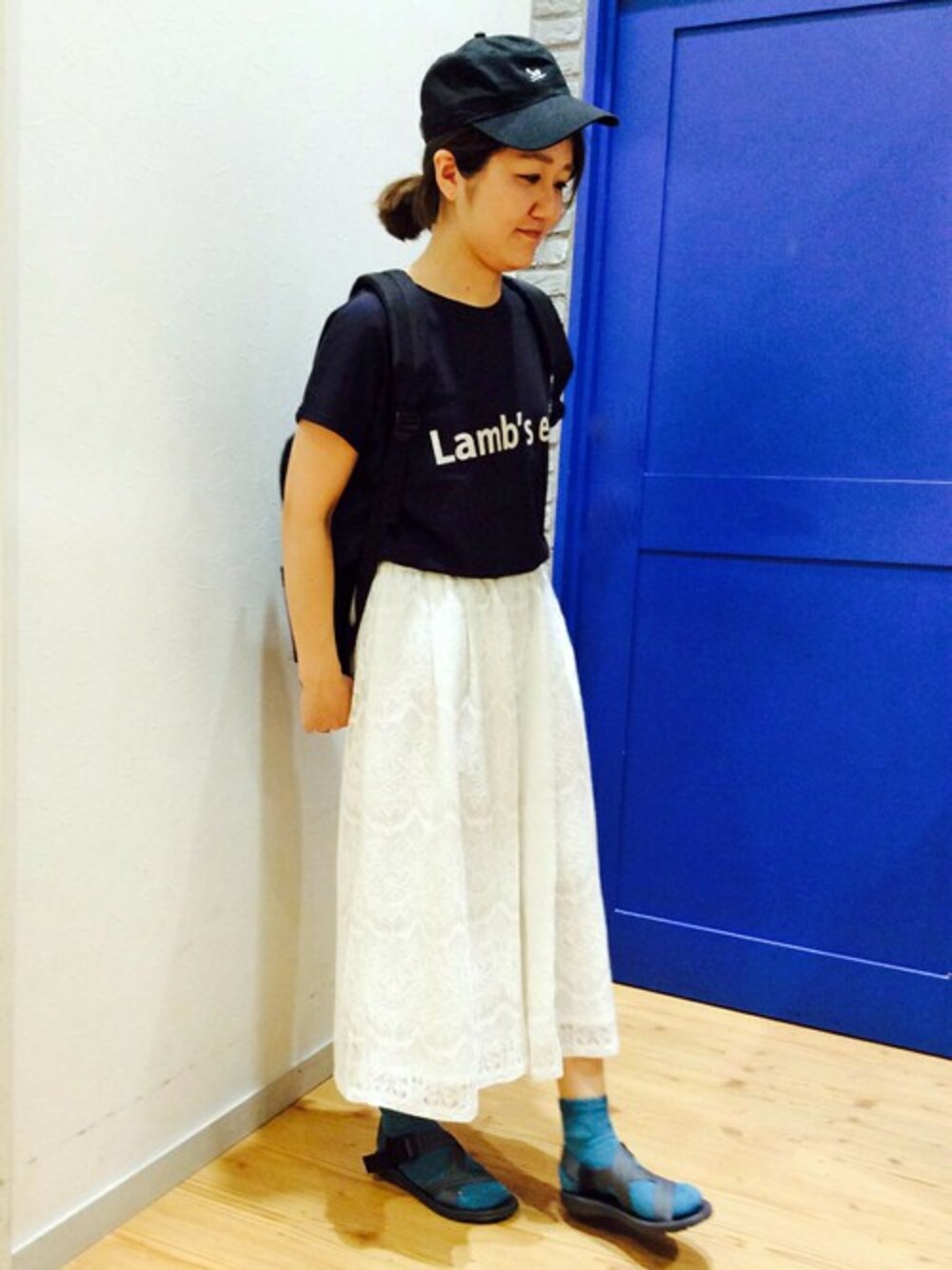 ホワイト系のその他パンツ、ブルー系のTシャツ/カットソー、ブラック系のバックパック/リュックを着用したレディースの春コーディネートの1枚目の写真