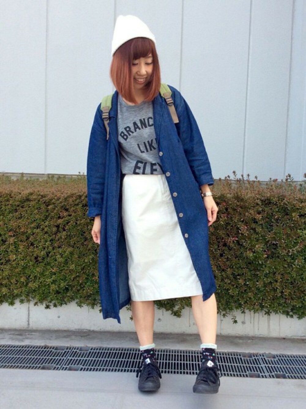 ブルー系のデニムジャケット、グレー系のTシャツ/カットソー、ホワイト系のスカートを着用したレディースの春コーディネートの1枚目の写真