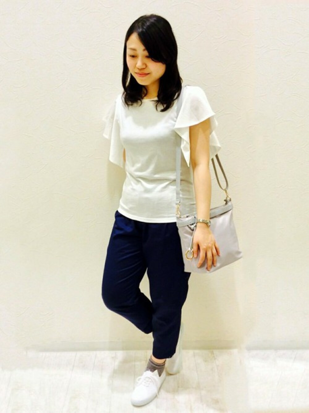 ホワイト系のTシャツ/カットソー、ブルー系のその他パンツ、グレー系のショルダーバッグを着用したレディースの春コーディネートの1枚目の写真