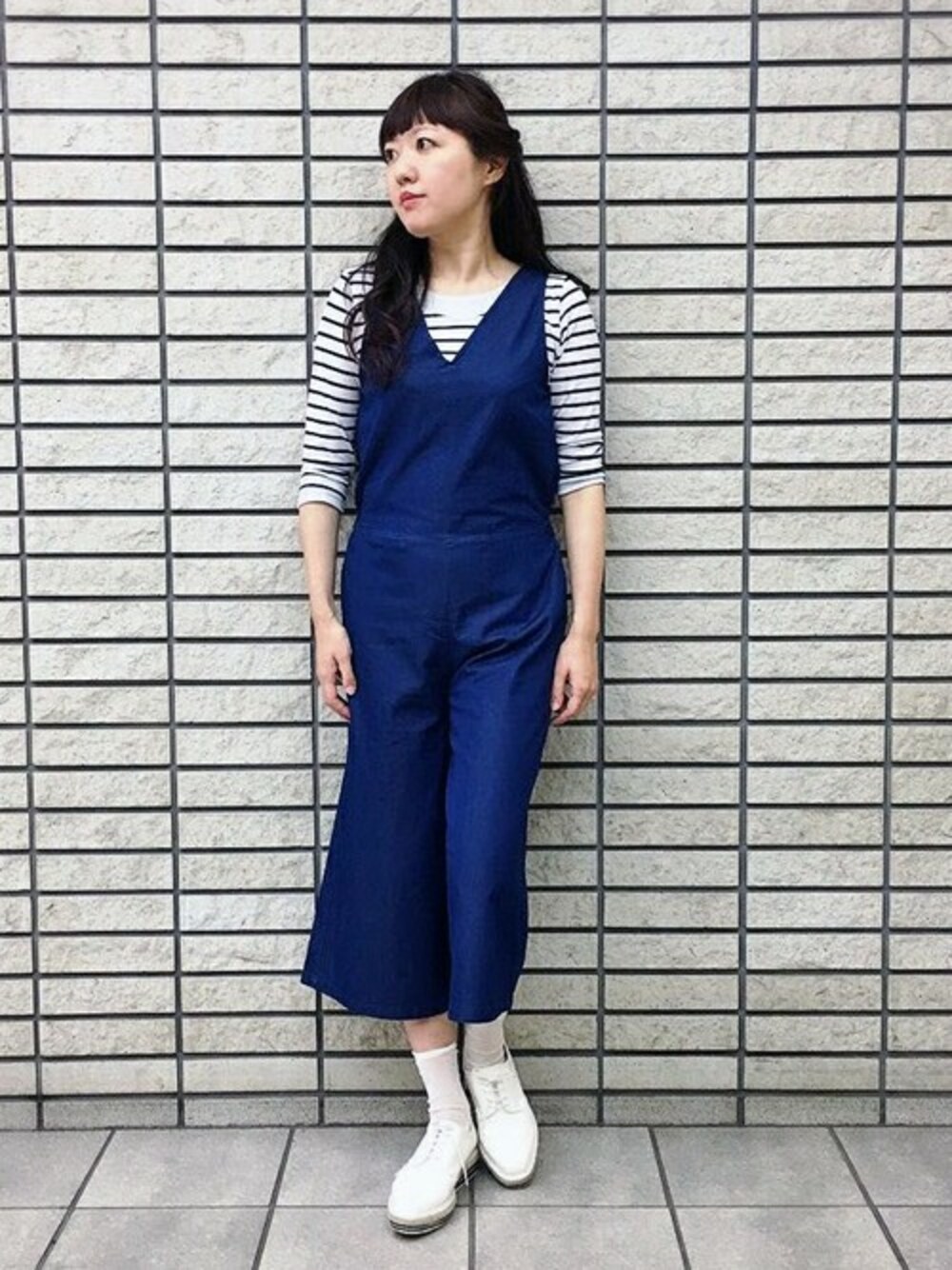 ホワイト系のTシャツ/カットソー、ブルー系のサロペット/オーバーオールを着用したレディースの春コーディネートの1枚目の写真