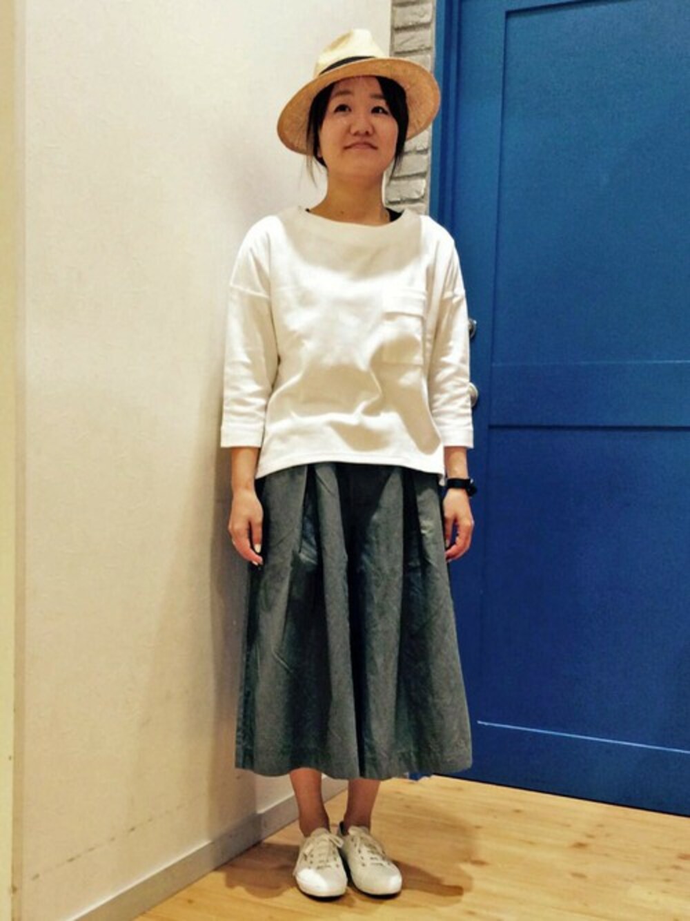 ホワイト系のTシャツ/カットソー、ホワイト系のスニーカー、グリーン系のその他パンツを着用したレディースの春コーディネートの1枚目の写真