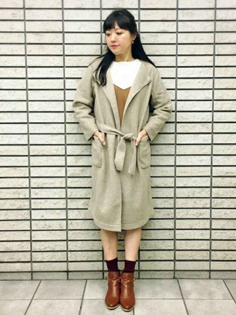 ベージュ系のノーカラージャケット、ホワイト系のTシャツ/カットソーを着用したレディースの秋コーディネートの1枚目の写真