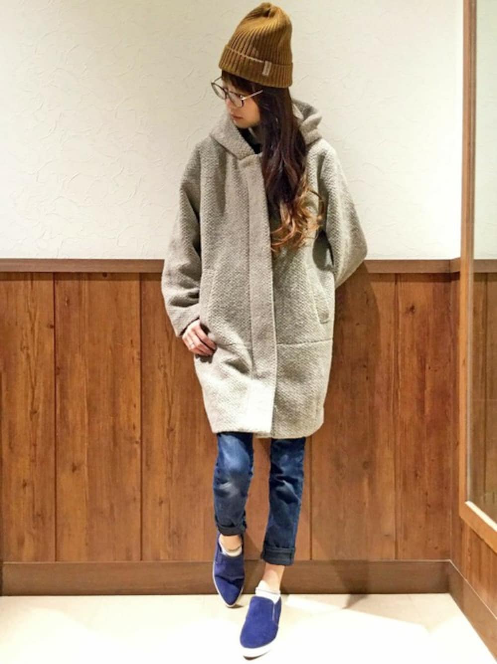 ベージュ系のその他アウター、ブルー系のスリッポン、ブラウン系のニットキャップ/ビーニーを着用したレディースの秋コーディネートの1枚目の写真