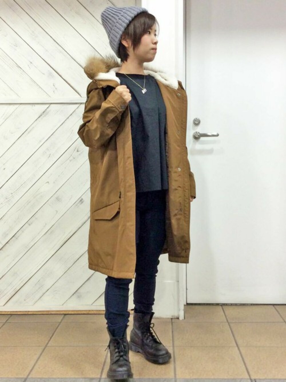 ブラウン系のモッズコート、ブルー系のその他パンツ、グレー系のシャツ/ブラウスを着用したレディースの冬コーディネートの1枚目の写真