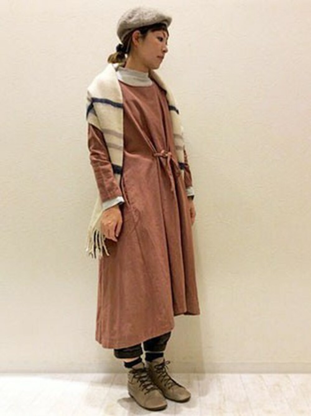 ピンク系のワンピース、グレー系のTシャツ/カットソー、ベージュ系のマフラーを着用したレディースの冬コーディネートの1枚目の写真