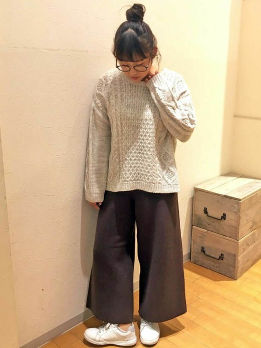 ホワイト系のニット/セーター、ブラウン系のその他パンツを着用したレディースの冬コーディネートの1枚目の写真