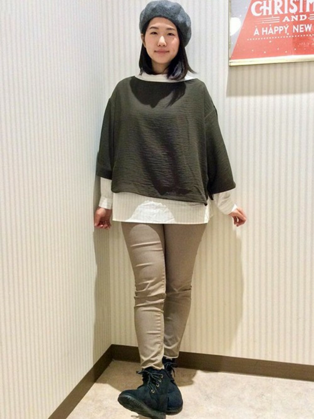 ブラウン系のシャツ/ブラウス、グリーン系のその他パンツ、ブラック系のブーツを着用したレディースの冬コーディネートの1枚目の写真