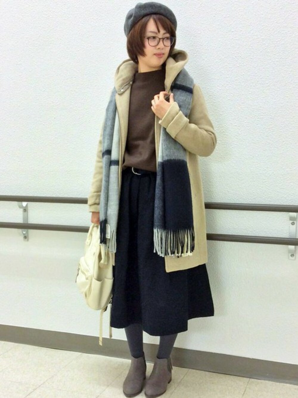 ブラウン系のその他アウター、ブラウン系のニット/セーター、ブルー系のスカートを着用したレディースの冬コーディネートの1枚目の写真