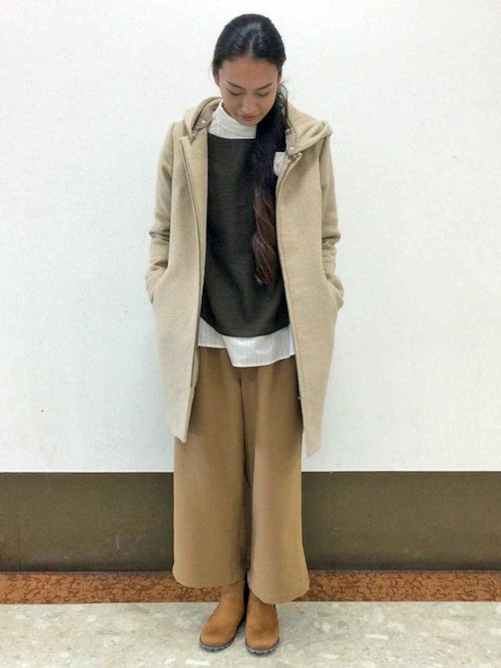 ブラウン系のその他アウター、ブラウン系のシャツ/ブラウス、ブラウン系のその他パンツを着用したレディースの冬コーディネートの1枚目の写真