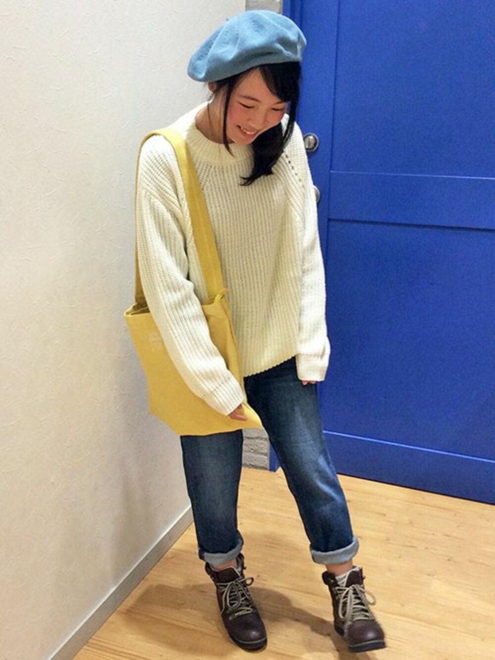 ホワイト系のニット/セーター、ブルー系のデニムパンツ、イエロー系のショルダーバッグを着用したレディースの冬コーディネートの1枚目の写真