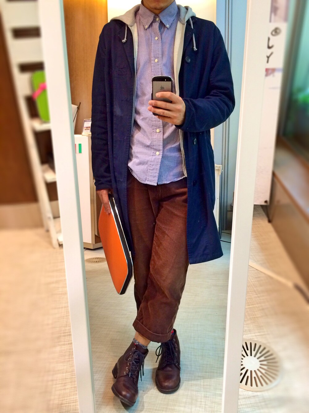 「パーカー、ネイビー、BEAMS、ショップコート、ギンガムチェック、靴下チラ見せ、Bombata」｜「YOUSEDのYOUSED / DEADSTOCK FABLIC使用ワークコート / ネイビー（ステンカラーコート、ブルー系）」を使った、Akiさん（メンズ・175cm）の春コーディネートの1枚目の写真