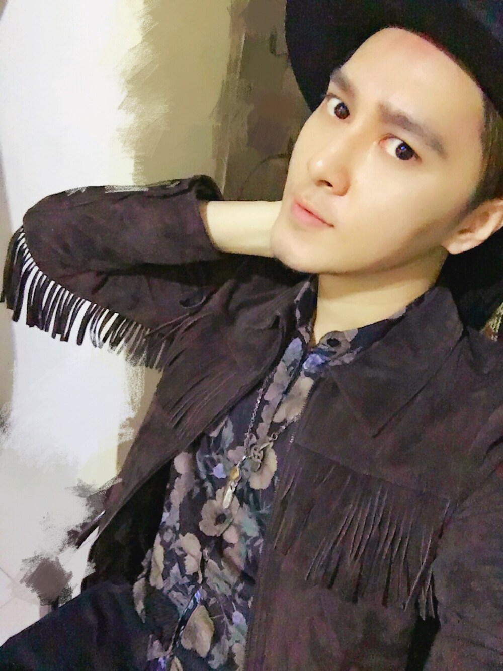 ブラック系のシャツ/ブラウス、ブラウン系のその他アウター、シルバー系のネックレスを着用したメンズの春コーディネートの1枚目の写真