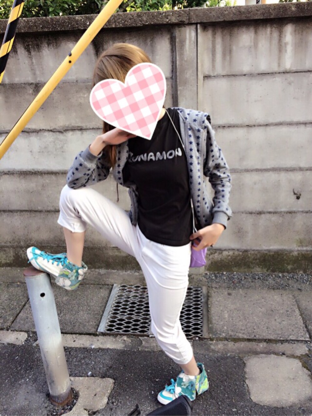 「アロハ意識高め、二代目KONAMON、スニーカー、Tシャツ×デニム」｜「二代目KONAMON Ｔシャツのアイテム（Tシャツ/カットソー、ブラック系）」を使った、꒰ちな粉꒱ ꒰ユニドル 女子龍꒱さん（レディース・160cm）の春コーディネートの1枚目の写真