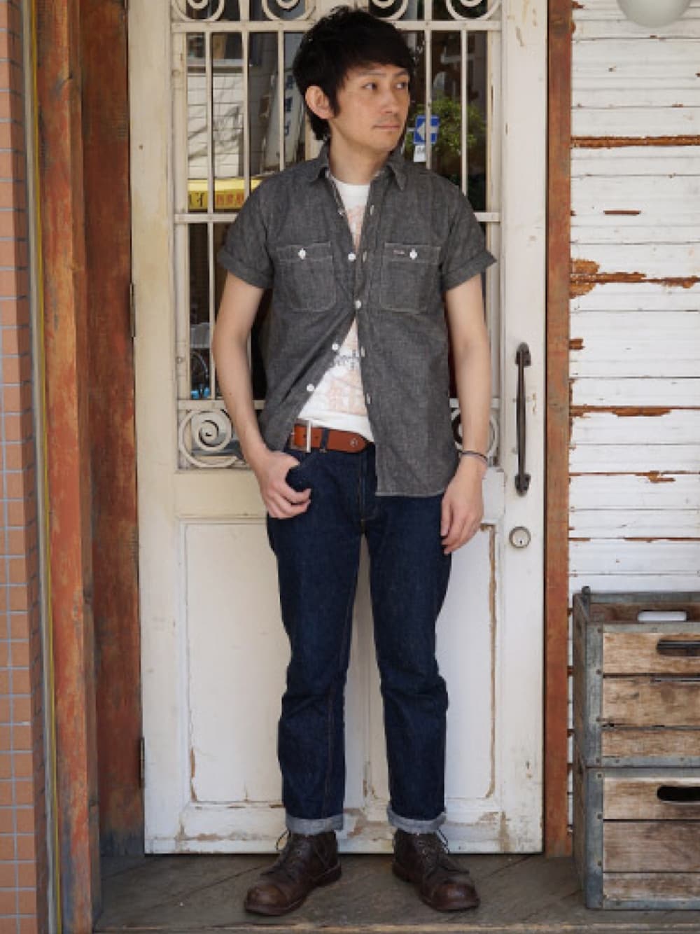 ブラック系のシャツ/ブラウス、ブルー系のデニムパンツ、ブラウン系のブーツを着用したメンズの春コーディネートの1枚目の写真