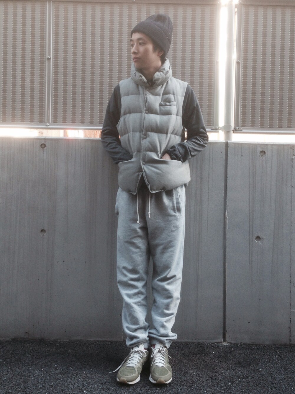 「ダウンベスト、スポーツ、CORNER」｜「UNDERCOVERのアイテム（ダウンベスト、グレー系）」を使った、Yoichi Nishimuraさん（メンズ・168cm）の秋コーディネートの1枚目の写真