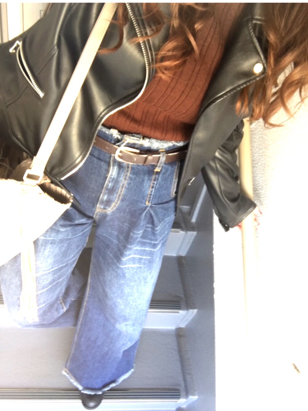 「ブラウンニット、ブーツカットパンツ、ライダース、ブラウン×ブラック」｜「mysticの断ち切りハイウエストワイドデニム（デニムパンツ、ブルー系）」を使った、gugugumeさん（レディース・155cm）の秋コーディネートの1枚目の写真
