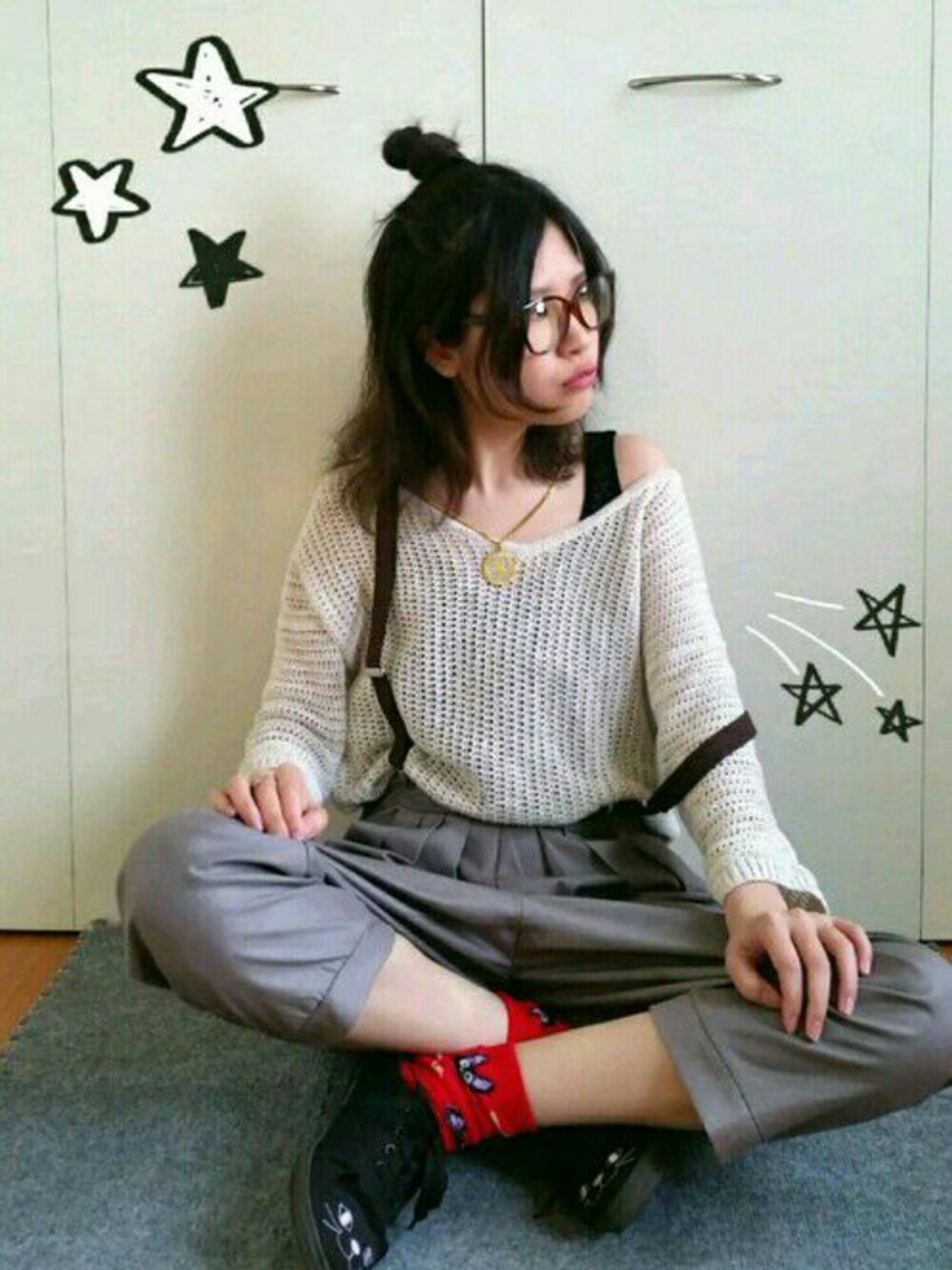 グレー系のその他パンツ、ベージュ系のニット/セーター、ブラック系のスニーカーを着用したレディースの春コーディネートの1枚目の写真