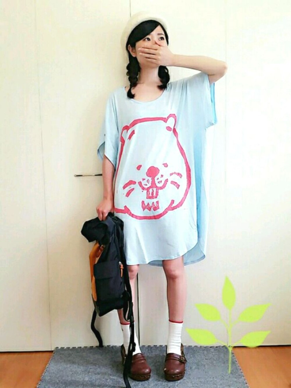 ブラウン系のその他シューズ、ブルー系のTシャツ/カットソー、ホワイト系のハットを着用したレディースの夏コーディネートの1枚目の写真