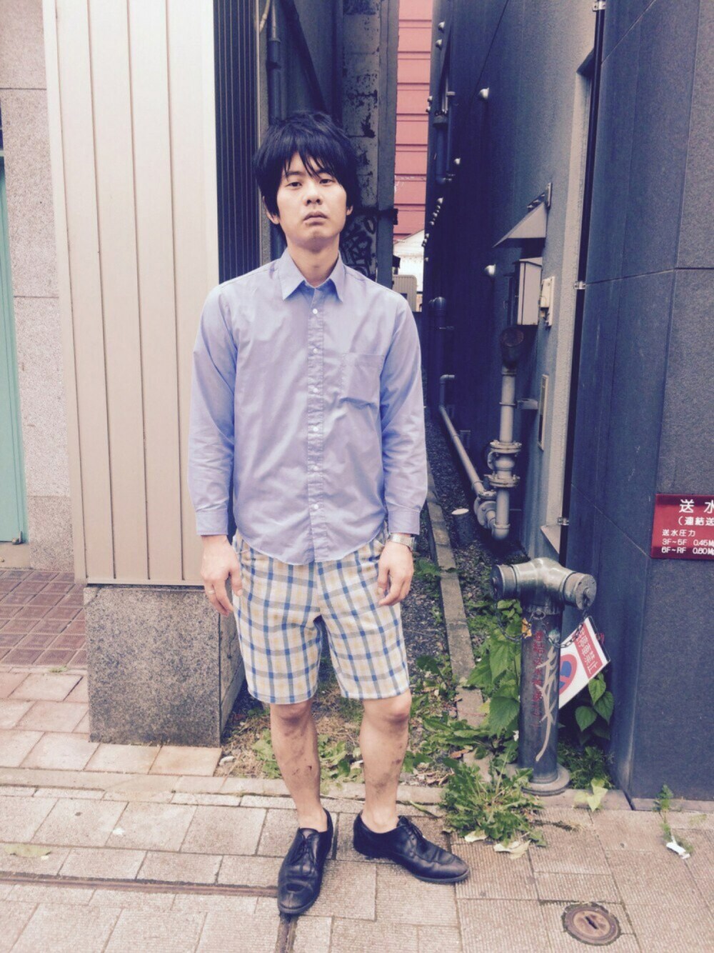 「ショートパンツ、シャツスタイル、シャツ、ブルー、青、チェックパンツ、チェック、ドレスシューズ、路地裏、シンプル」｜「ARROWのアイテム（シャツ/ブラウス、ブルー系）」を使った、TAKAHIRO MASUKAWAさん（メンズ・176cm）の秋コーディネートの1枚目の写真