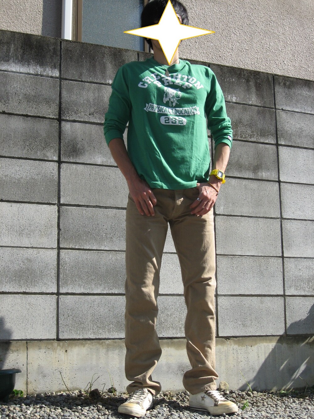 グリーン系のTシャツ/カットソー、ベージュ系のその他パンツ、ホワイト系のスニーカーを着用したメンズの秋コーディネートの1枚目の写真