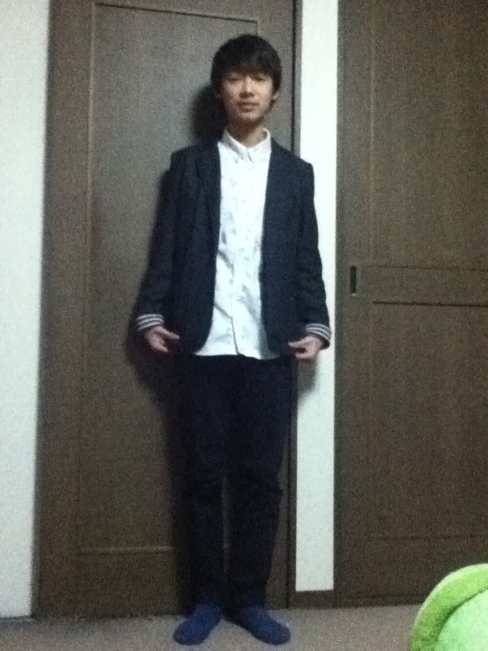 ブラック系のテーラードジャケット、ブラック系のチノパンツを着用したメンズの冬コーディネートの1枚目の写真