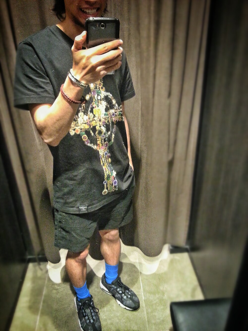 「ZARA、BOYLONDON、Hong Kong、NIKE AIR MAX」｜「BOY LONDONのCross Tee（Tシャツ/カットソー、ブラック系）」を使った、Felix Leungさん（メンズ・170cm）の夏コーディネートの1枚目の写真