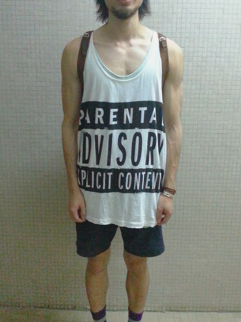 「H&MのParental Advisory 
Explicit Content
Vest（ベスト、ホワイト系）」を使った、Felix Leungさん（メンズ・170cm）の夏コーディネートの1枚目の写真