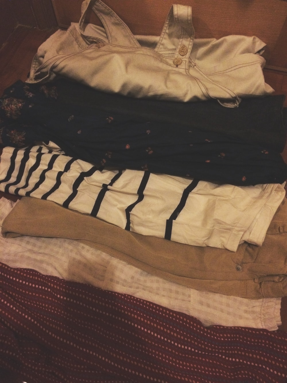 ホワイト系のスカートを着用したレディースの夏コーディネートの1枚目の写真