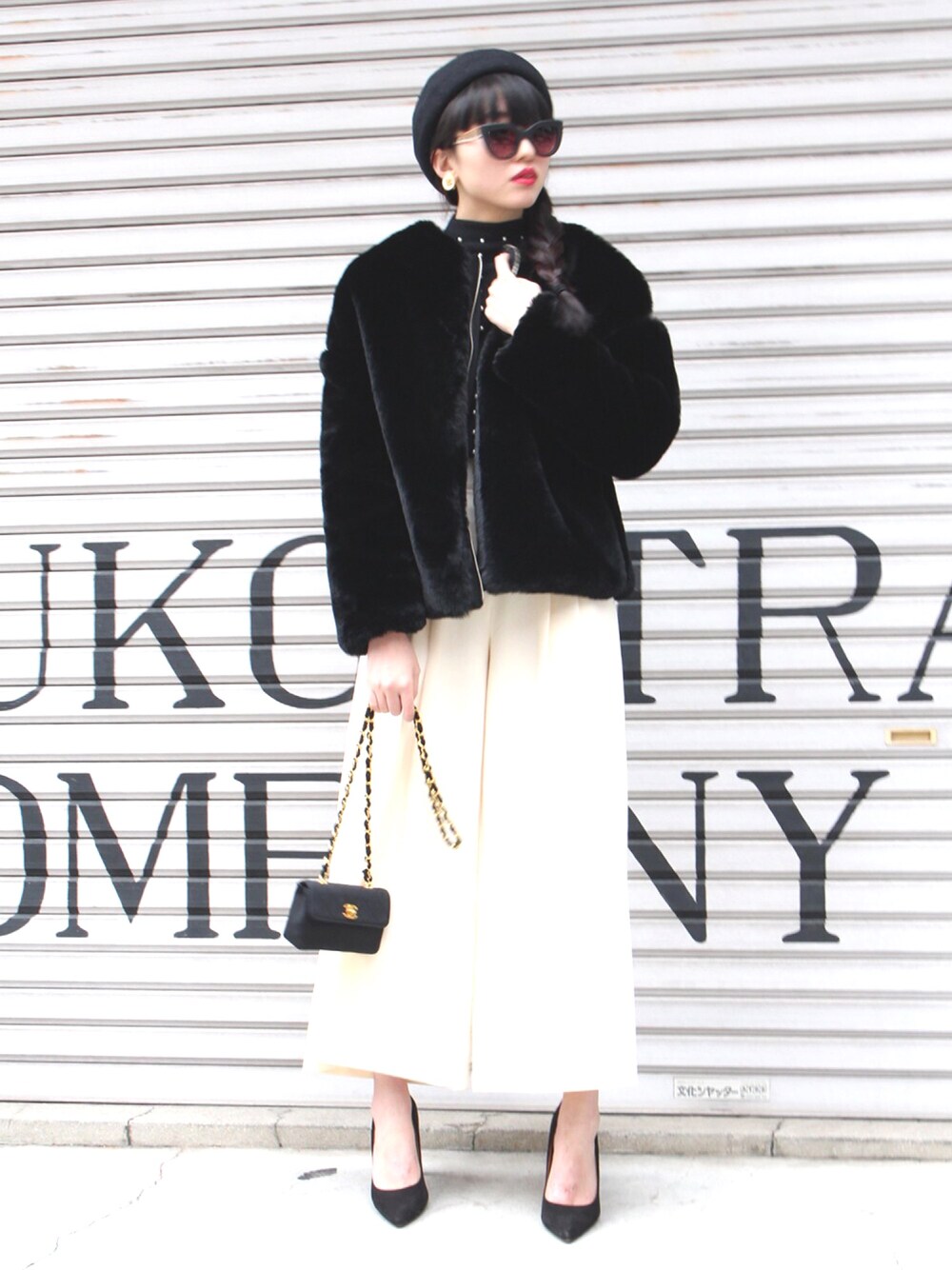 ブラック系のショルダーバッグを着用したレディースの冬コーディネートの1枚目の写真