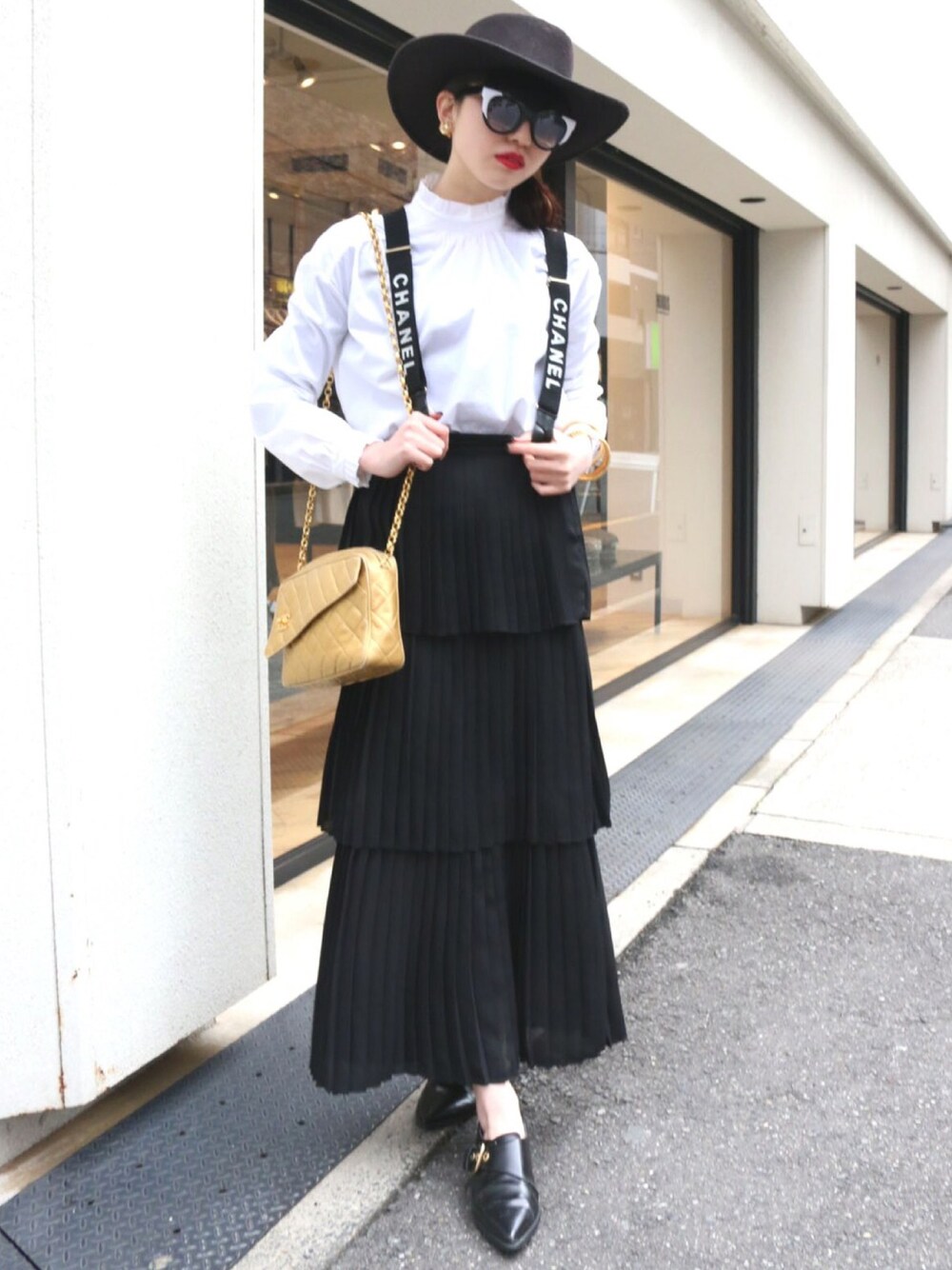 ブラック系のその他シューズ、ブラック系のサスペンダーを着用したレディースの冬コーディネートの1枚目の写真