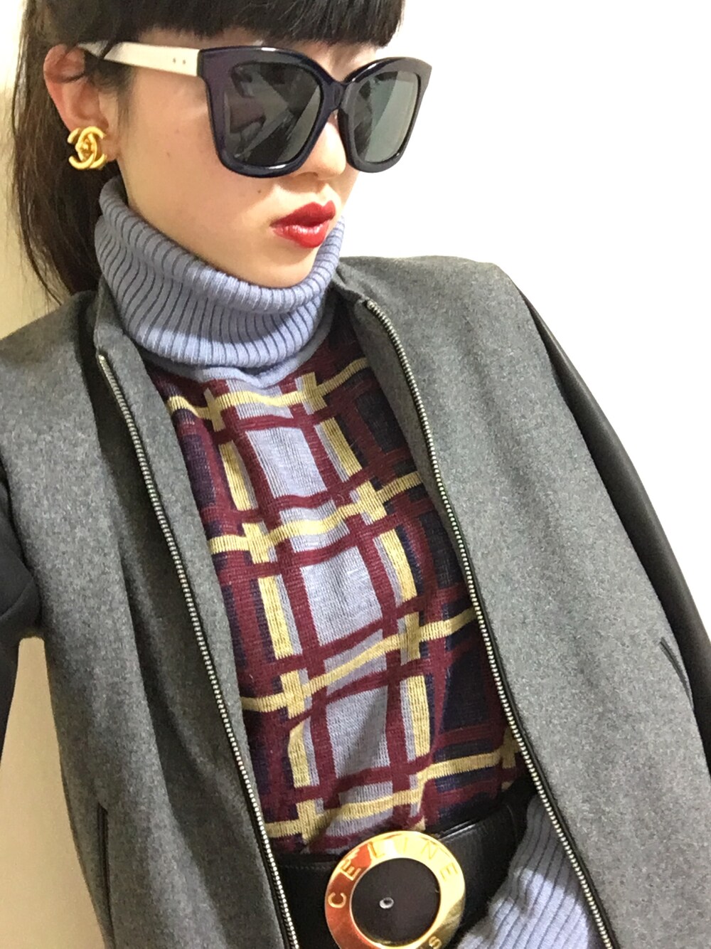 ブルー系のニット/セーター、グレー系のブルゾンを着用したレディースの冬コーディネートの1枚目の写真