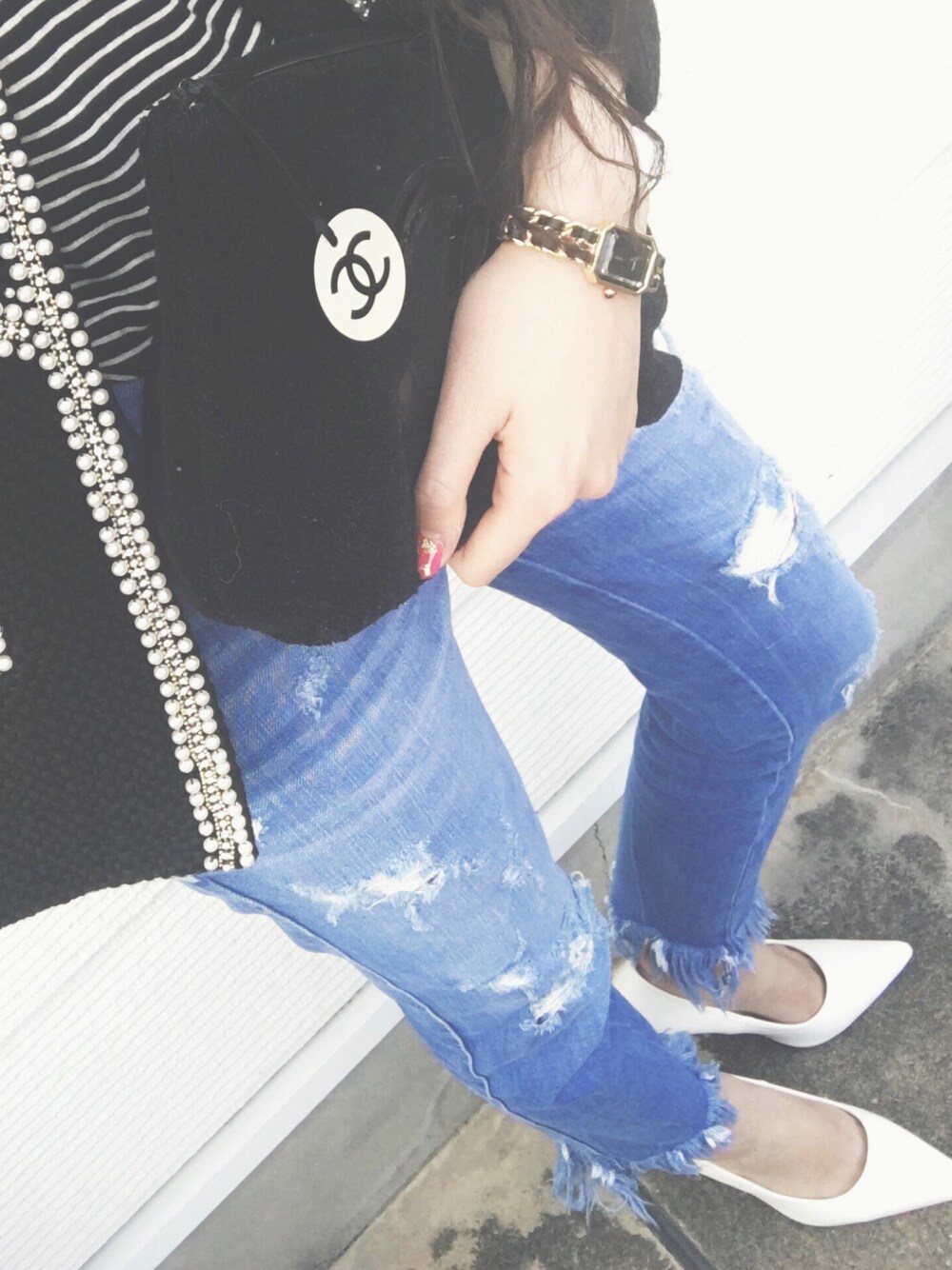 ブルー系のデニムパンツを着用したレディースの夏コーディネートの1枚目の写真