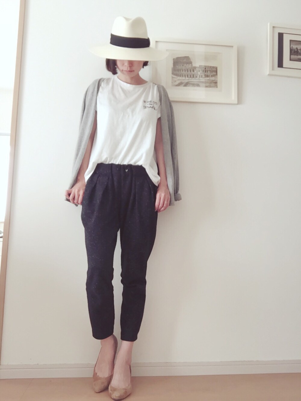 ブルー系のその他パンツ、ベージュ系のパンプス、ホワイト系のTシャツ/カットソーを着用したレディースの春コーディネートの1枚目の写真