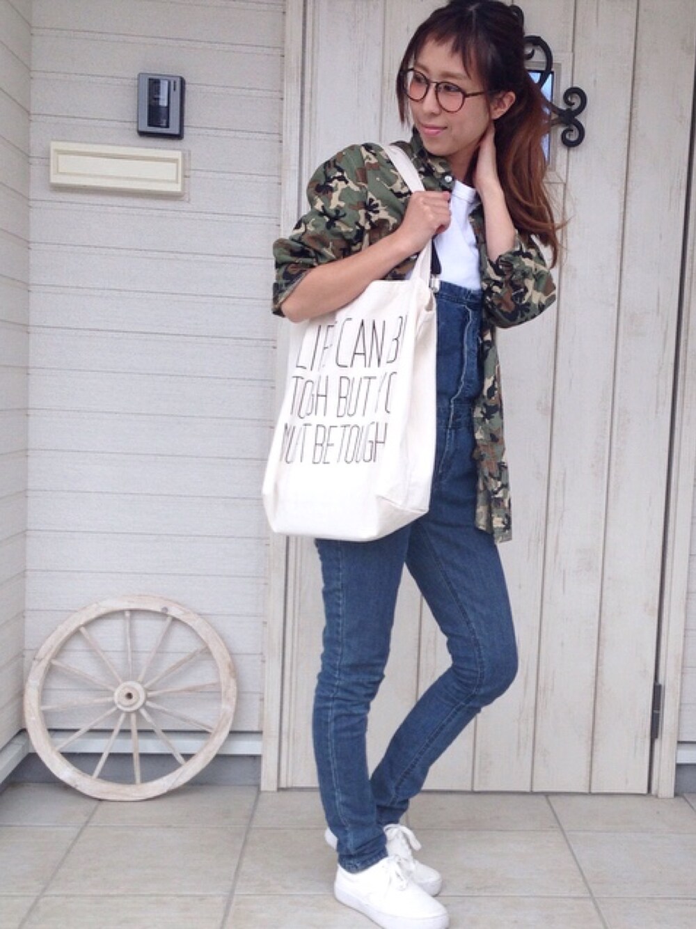 ホワイト系のトートバッグ、ホワイト系のスニーカー、その他のシャツ/ブラウスを着用したレディースの夏コーディネートの1枚目の写真