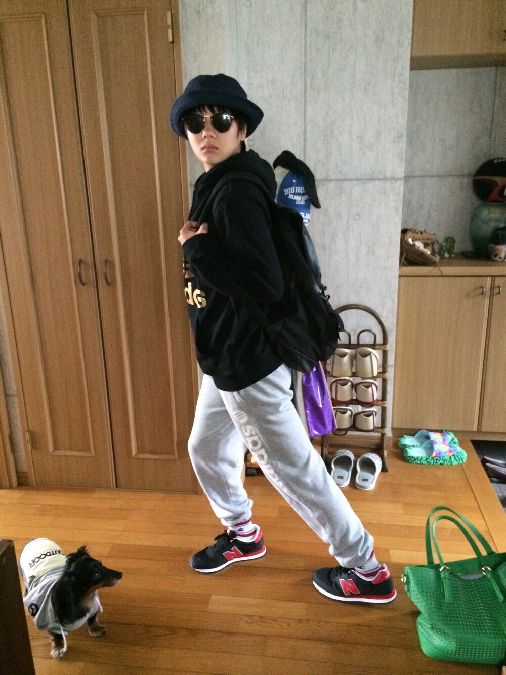 「ダル着、スポーティー、痩せたい」｜「adidasのアイテム（パーカー、ブラック系）」を使った、SAYAさん（レディース・163cm）の秋コーディネートの1枚目の写真
