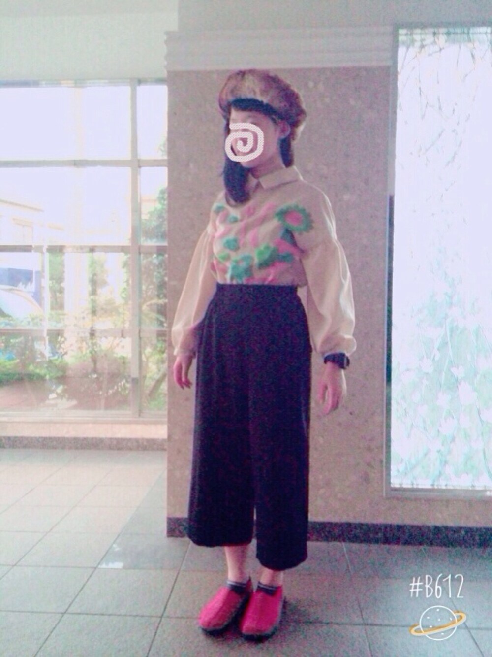 ベージュ系のトップス、ブラック系のパンツ、ブラウン系の帽子を着用したレディースの秋コーディネートの1枚目の写真