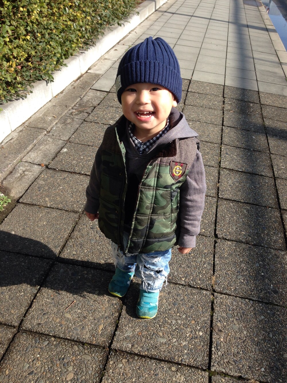 「2歳、カモフラ、kids、babygap、H&Mキッズ、しまむら、ダウンベスト」｜「babyGAPのアイテム（ダウンベスト、グリーン系）」を使った、Ryさん（キッズ・90cm）の冬コーディネートの1枚目の写真