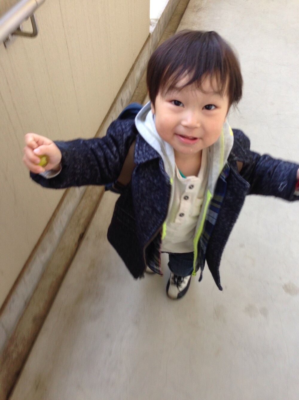 「冬のSALEで買いました！（アウター）、重ね着、グレーのパーカー、Jordan、babygap、ZARA KIDS、kids、2歳」｜「babyGAPのアイテム（チェスターコート、ブルー系）」を使った、Ryさん（キッズ・90cm）の冬コーディネートの1枚目の写真