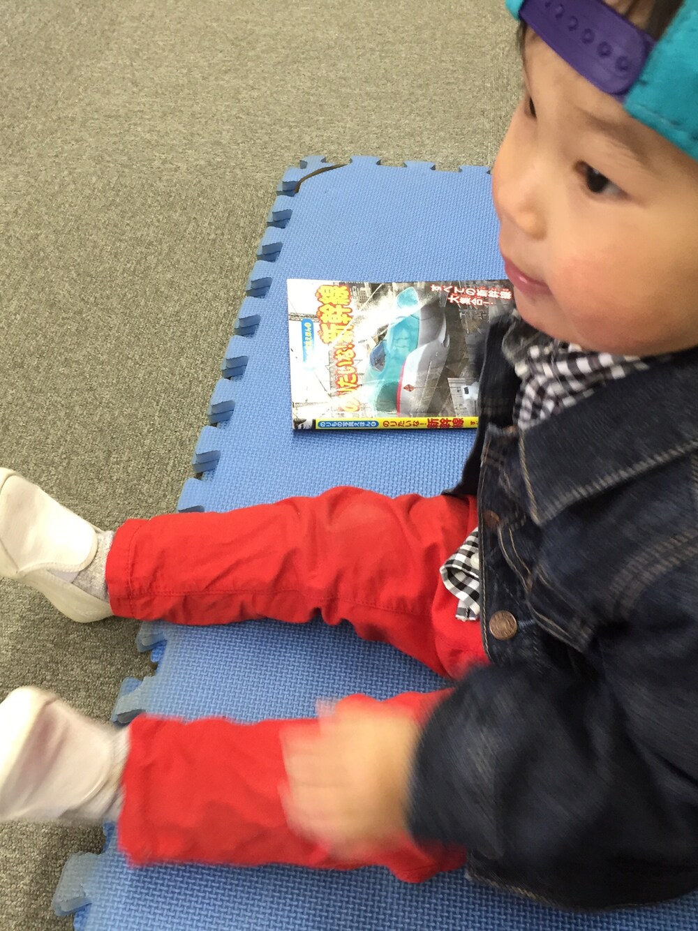 「白いスニーカー、Gジャン、ギンガムチェックシャツ、赤パンツ、babygap、H&Mキッズ、ヒラキ、2歳」｜「babyGAPのアイテム（デニムジャケット、ブルー系）」を使った、Ryさん（キッズ・90cm）の春コーディネートの1枚目の写真