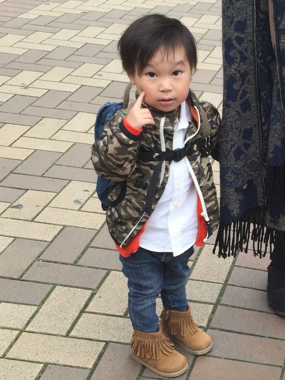 「カモフラ柄、シロシャツ、2歳、カーディガン、H&M、アカチャンホンポ、西松屋、プチプラコーデ、キッズコーデ、フリンジブーツ」｜「赤ちゃん本舗のアイテム（ナイロンジャケット、グリーン系）」を使った、Ryさん（キッズ・90cm）の春コーディネートの1枚目の写真