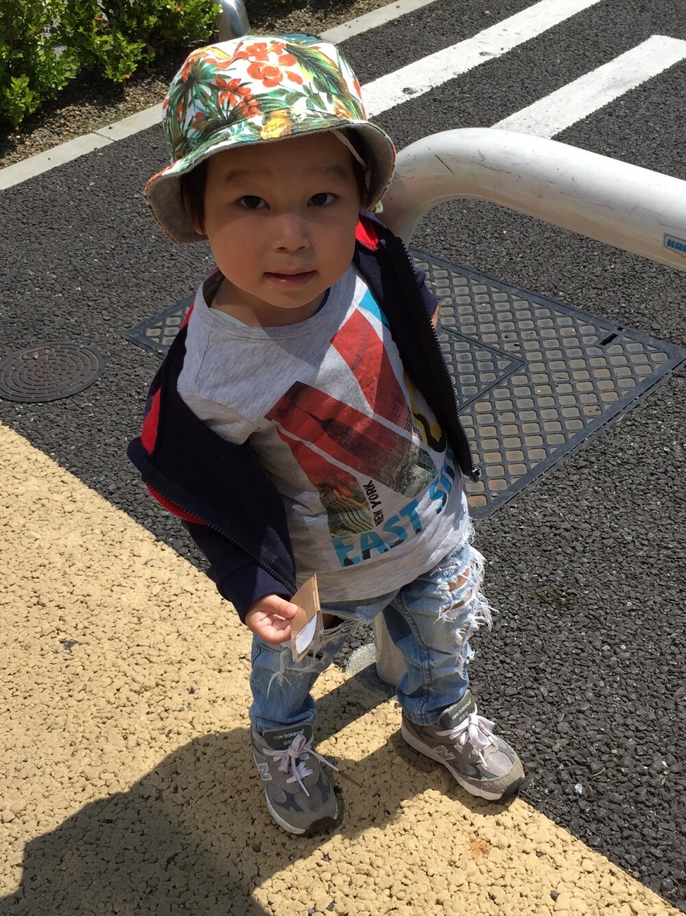 「2歳、H&M、スニーカー、パーカー、グローバルワーク(GLOBAL WORK)、ハンドメイド、クラッシュデニム、こどもコーデ」｜「GLOBAL WORKの去年はまだ頭小さくてゴムつけっぱ笑（ハット、その他）」を使った、Ryさん（キッズ・90cm）の春コーディネートの1枚目の写真